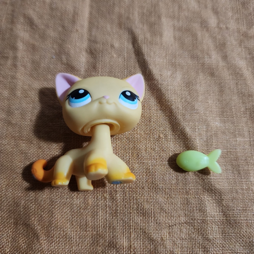 Hasbro Littlest Pet Shop LPS 339 Cream Orange Short Hair Cat Blue Eyes Fish